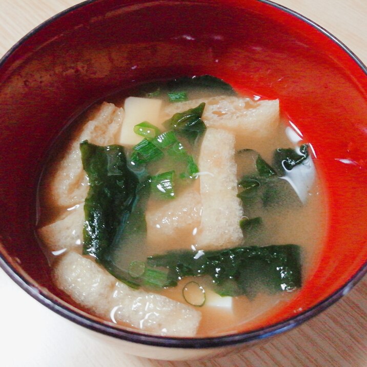 豆腐と油揚げとわかめと小ねぎの味噌汁